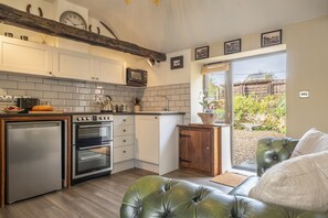 The Forge, Edgefield: Accommodation is all in one sunny, open-plan room and all on one level