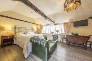 The Forge, Edgefield: Accommodation is all in one sunny, open-plan room and all on one level