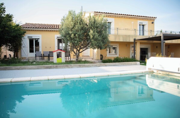 Vue de la villa depuis la piscine !