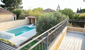 Vue sur la piscine depuis le balcon de l'étage.