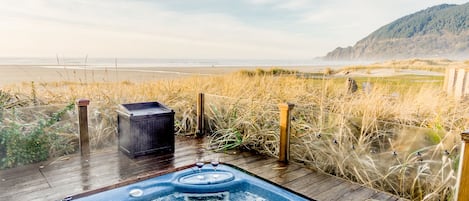 Hot tub with view of the ocean and Neahkahnie mountain
