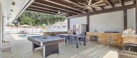 BBQ, dining, outdoor kitchen—your outdoor haven awaits! 
