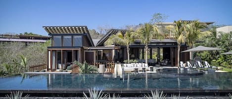 Infinity Pool that expands throughout the house overlooking the Ocean 