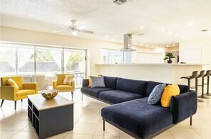 Open living-room with sliding door to the pool