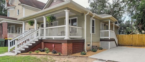 Savannah Vacation Rental | 3BR | 2BA | 1,120 Sq Ft | Steps Required to Enter