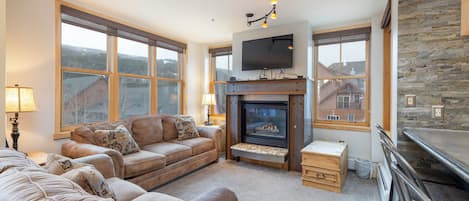 8256 Silver Mill - a SkyRun Keystone Property - Living Room