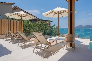 Enjoy the mexican sun in Villa Lupe's sun-beds