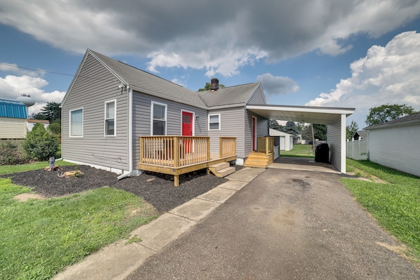 Natrona Heights Vacation Rental | 2BR | 1BA | 3 Steps to Enter | 1,220 Sq Ft