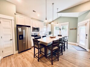 Full Sized Large Kitchen with Seating for 6