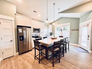 Full Sized Large Kitchen with Seating for 6