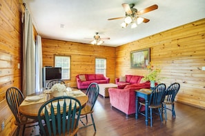 Dining Area | Dishware/Flatware Provided