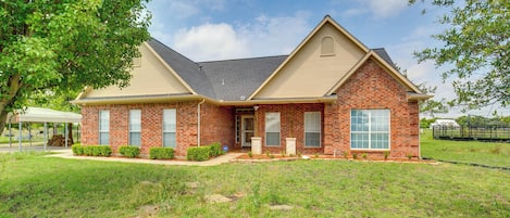 Van Alstyne Vacation Rental | 3BR | 2BA | 2,273 Sq Ft | Step-Free Access