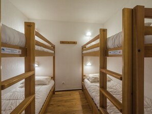 Discover a compact and cozy space in our sleeping alcove, complete with two comfortable bunk beds perfect for a restful sleep.