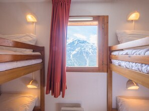 Discover a compact and cozy space in our sleeping alcove, complete with two comfortable bunk beds perfect for a restful sleep.