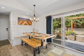 Gateway Getaway Dinning Area