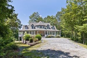 Welcome to Grand Mountain Getaway!