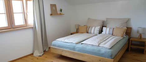 Sun II für 1-4 Personen, 60 m², Schlafzimmer, Wohn/Schlafzimmer, Küche, Bad, Balkon, WLAN-Sun II Schlafzimmer Doppelbett