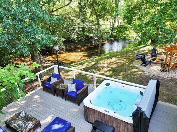 Outdoor spa tub