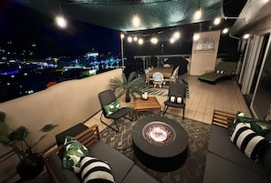 Enjoy the evening terrace, where the city lights twinkle and the bay shimmers!