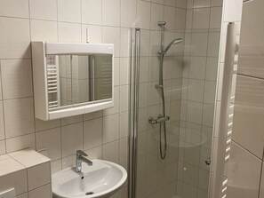 Miroir, Luminaire Plomberie, Robinet, Évier, Propriété, Porte De Douche, Tete De Douche, Lavabo, Salle De Bains, Douche