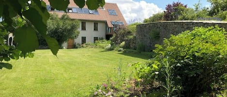 La maison vue du fond du jardin