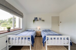 Briar Lea, Aldeburgh: Spacious bedroom two with twin beds