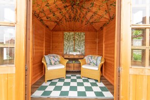 Briar Lea, Aldeburgh: Pretty summerhouse with seating