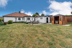 Briar Lea, Aldeburgh: Enclosed rear garden with summerhouse