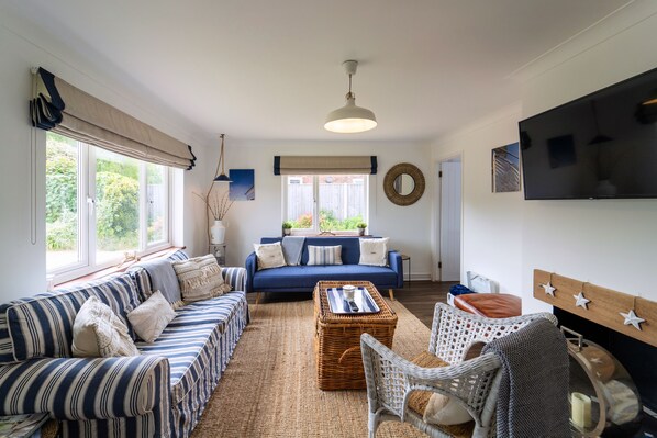 Briar Lea, Aldeburgh: Light and bright sitting room