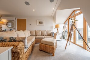 Peewits Penthouse, Wells-next-the-Sea: Sitting room with panoramic arch window