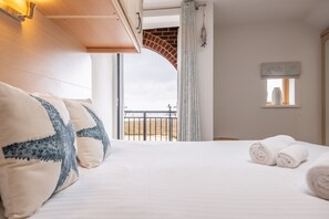 Peewits Penthouse, Wells-next-the-Sea: Master bedroom with private balcony overlooking Wells harbour