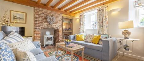 Sea View Cottage: A lovely colourful and cosy sitting room