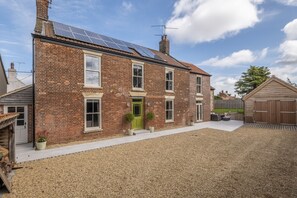 Old Mill House, Brancaster: A view of the house from the driveway