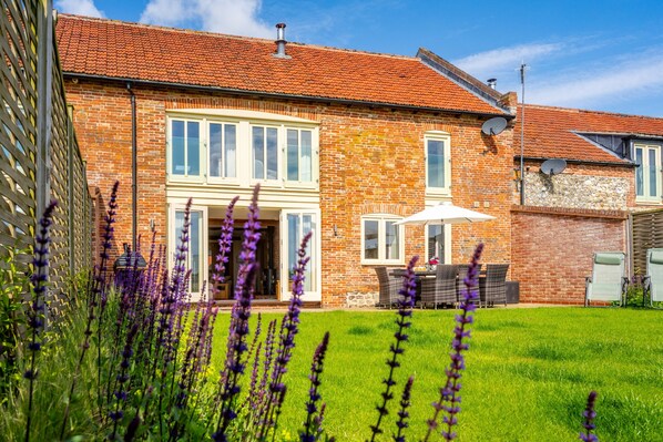 6 Courtyard Barn, Docking: Spacious garden over looking the fields