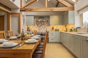 6 Courtyard Barn, Docking: Kitchen and dining table