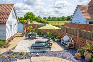 Christmas Barn, Snettisham: Enclosed courtyard garden