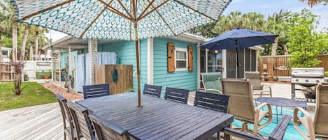 The welcoming backyard with ample seating at Vitamin Sea Cottage!