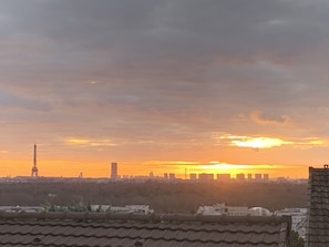 Vue des coteaux du Mont Valérien de SURESNES sur Paris et la Tour Eiffel