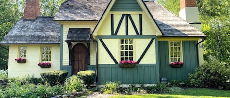Welcome to The English Cottage in the heart of Loudoun County Wine Country