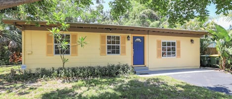 Sarasota Vacation Rental | 2BR | 2BA | 950 Sq Ft | 2 Steps Required