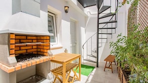 Enjoy a BBQ in your private outdoor space – perfect for relaxing moments under the Algarve sun. #BBQTime #OutdoorLiving #AlgarveVibes