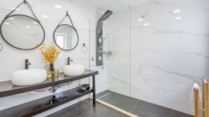 This double sink bathroom is very elegant and luxurious
#luxurious #modern #elegant #algarve #portugal