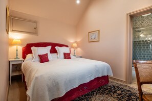 Guddlebrook Two Master Bedroom - StayCotswold