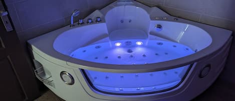 Indoor spa tub