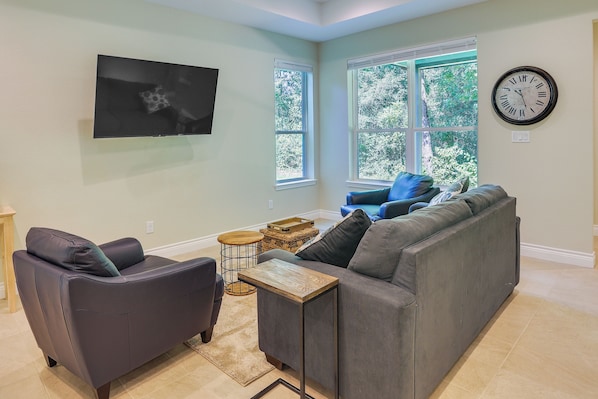 Willis Vacation Rental | 3BR | 2BA | 1,200 Sq Ft | 1 Half Step to Enter