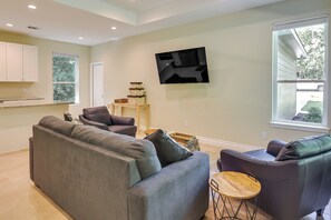 Living Room | Central A/C | Free WiFi | Smart TV