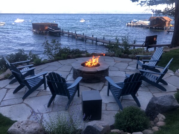 Fire pit on lake seats 10