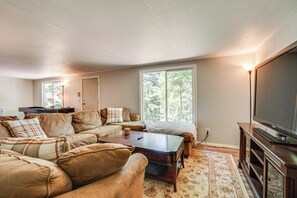 Living Room | No WiFi | Smart TV | Queen Sleeper Sofa | Queen Air Mattress