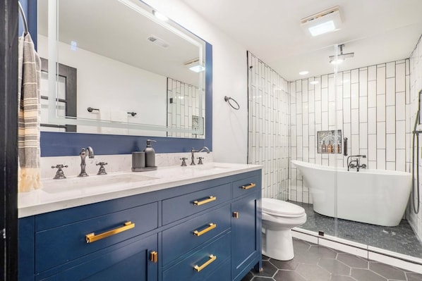 Imagine relaxing in this bath tub after a long day of travel.
RESERVE NOW!