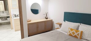 Bedroom with quen size bed